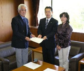市長に提言書を渡す米山会長(左)と福井副会長(右)の写真