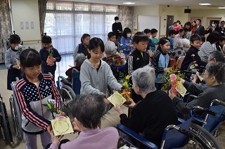 児童による花いっぱいまちづくり活動写真