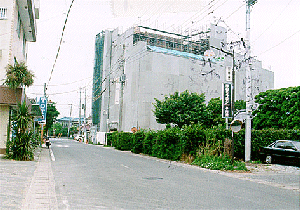 図20　戸建て住宅街の中に集合住宅（美観損ねる）の写真