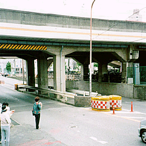 図24　南流山駅高架下道路（歩道なし）の写真