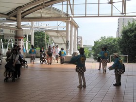 流山おおたかの森駅前での街頭啓発