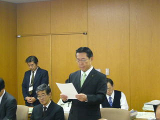 諮問書を読み上げる井崎市長の写真