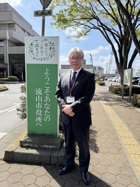 総合政策部長の若林克彦の写真