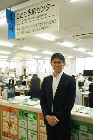 子ども家庭部長 富安　健司