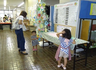 写真：願い事を書く家族連れの来館者