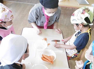 慎重に包丁を使って野菜を切ります