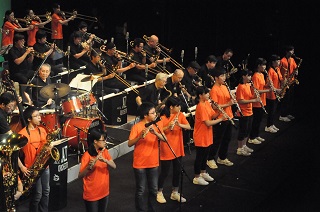 市立北部中学校吹奏楽部の共演も