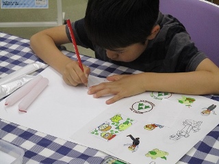 絵を描く子どもの写真