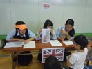 英語を教わる児童の写真