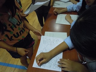 地図に記入する児童の写真