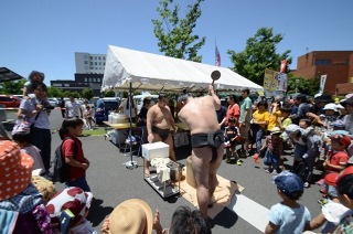 お相撲さんによる餅つきの様子の写真