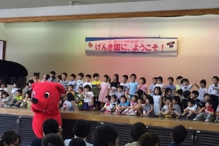 幼稚園児の発表の写真