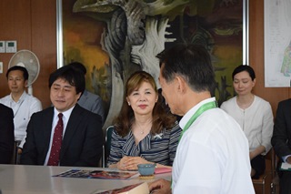 市長と歓談する大木代表の写真