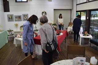 来場者に説明する三上さん