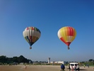青空に浮かぶ2つの気球の写真