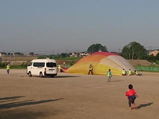 気球を膨らませる様子の写真
