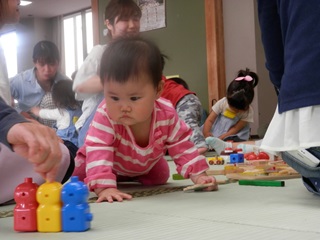 おもちゃで遊ぶ子どもの写真