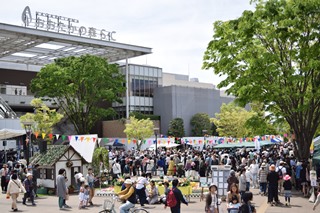 人で賑わう都市広場の写真