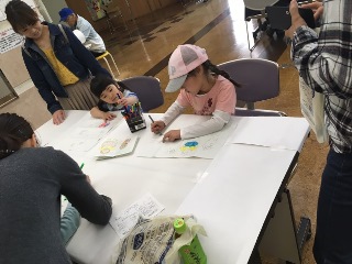 色塗りをする子どもの写真