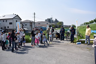 集合してあいさつを聞く参加者