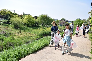 親子で土手のごみを拾う参加者