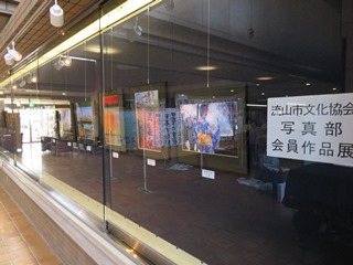 横一列に展示された、写真部の皆さんの写真