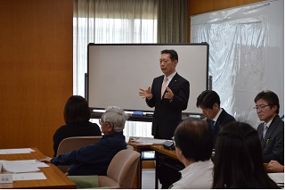 挨拶する井崎市長