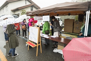 菜の花弁当に並ぶ来場者の皆さん