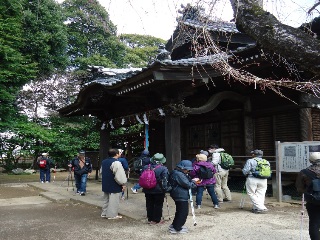 成顕寺に到着した一行の写真