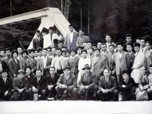 昭和38年頃日本金属粉末株式会社の社員旅行（箱根の駐車場で）の写真