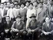 前列中央の中折れ帽の右が石井社長の写真