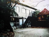 萱葺きの古びた納屋の隣に建っていた株式会社ファンケル美研。ここで無添加のファンケル化粧品が生まれた。昭和62年撮影の写真