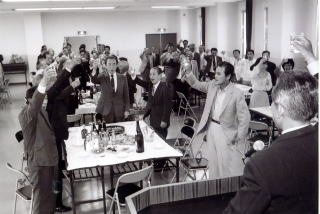 昭和60年4月12日、流山商工会館で開かれた「あれから二十年」第2回東邦会での乾杯の写真