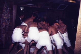 三輪茂侶神社　ヂンガラ餅行事の写真
