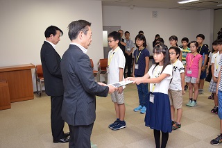 文集を市長へ渡す二ノ宮さん