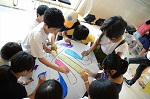 それぞれの絵を描き始める子どもたち