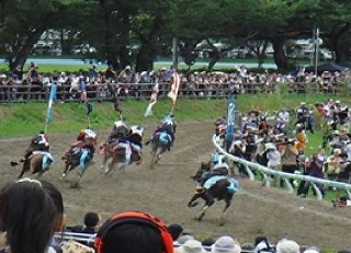 甲冑競馬と神旗争奪戦の様子