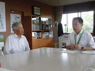 井崎市長と生物多様性について語る新保会長