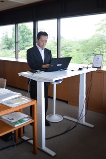 立ち作業を行う井崎市長の写真