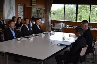 来庁された株式会社岡村製作所の皆さんの写真