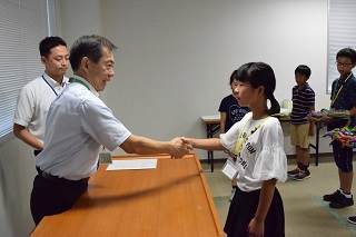 平和大使一人ひとりと挨拶を交わす井崎市長