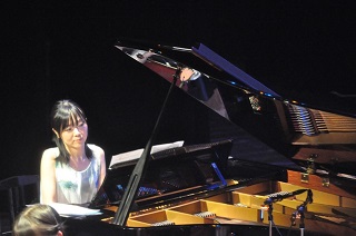 ピアノを演奏する眞間麻美さん
