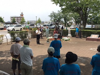 平和像前での集会の様子