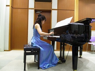 玉井理絵さんのピアノ演奏