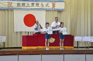 種目別1位の表彰状をかざす生徒たち