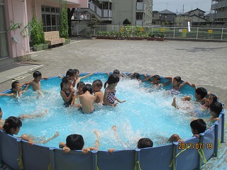 水遊びを楽しむ子どもたち