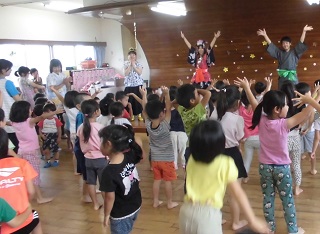 踊りを楽しむ児童たち