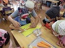 野菜を切る児童たち
