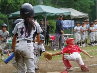 アウトをとる選手の写真