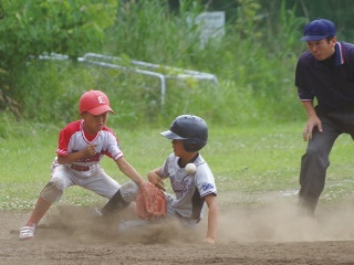 塁ぎわの攻防の写真